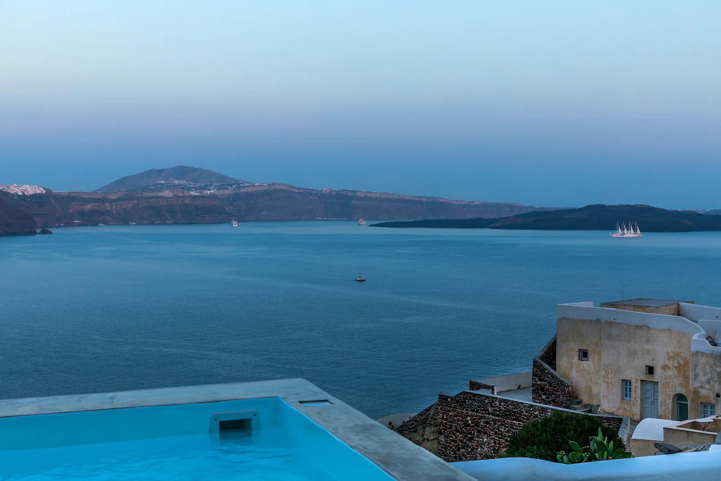 caldera houses oia santorini caldera views